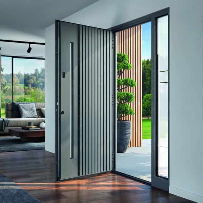 Porte d'entrée équipée d'une serrure connectée pour porte d'entrée Inosmart